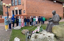 Wyjscie pod pomnik Jana Pawla II  - klasa 1 b