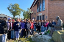 Wyjscie pod pomnik Jana Pawla II - klasa 4 b