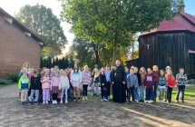 Wyjscie pod pomnik Jana Pawla II  -klasa 2b i 5a