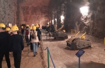 Uczniowie_podziwiaja_gornicze_maszyny[1]