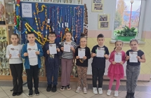 Uczestnicy konkursu z dyplomami (1)