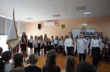 wystep uczniow w tle chor szkolny