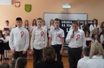 wystep uczniow w odswietnych ubraniach