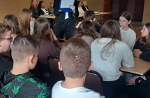 dziewczynka czyta (2)