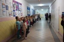 uczniowie klas I-III spiewaja hymn