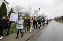 Uczniowie z tranparentami  (2)
