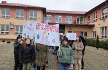 Uczniowie z tranparentami  (1)