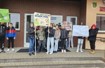 Uczniowie z tranparentami  (7)