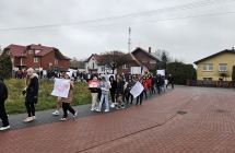 Uczniowie z tranparentami  (3)