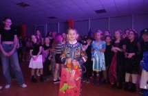 chlopiec w stroju kosmonauty