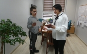 Dyrektor GOPS wrecza nagrode uczniowi