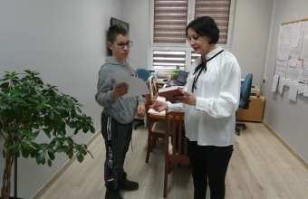 Dyrektor GOPS wrecza nagrode uczniowi