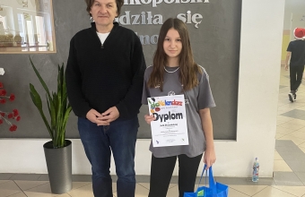 Opiekun wraz z nagrodzona uczestniczka konkursu.