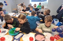 Malowanie i dekorowanie bombek przez uczniow.  (2)