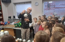 Ogladanie bombki z Reksiem