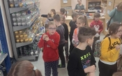 Ogladanie i kupowanie pamiatek.  (3)