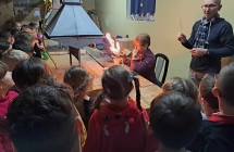 Uczniowie w dmuchalni.  (4)