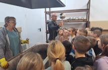 Uczniowie w lakierni (2)
