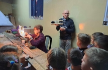 Uczniowie w dmuchalni.