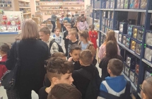 Ogladanie i kupowanie pamiatek. 