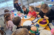 Malowanie i dekorowanie bombek przez uczniow.  (6)