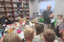 Dekorowanie bombek przez artysow.