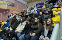 uczniowie na trybynach