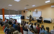 Wystep artystow przed dziecmi klas I-III