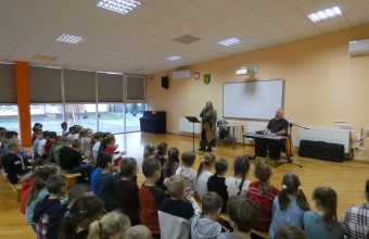 Wystep artystow przed dziecmi klas I-III