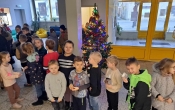 Uczniowie w poczekalni kina