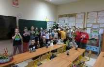 dzieci z klasy 3a z ozdobami