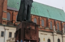 Przed pomnikiem Boleslawa Chrobrego- katedra gnieznienska