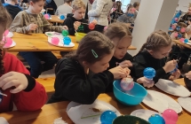 Fabryki Ozgob Choinkowych Bodglass w Gnieznie. Zajecia warsztatowe- malujemy bombki