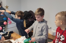 Fabryki Ozgob Choinkowych Bodglass w Gnieznie. Zajecia warsztatowe- malujemy bombki 2