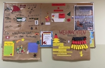 Uczniowie z plakatami (4)