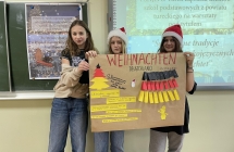 Uczniowie z plakatami (8)
