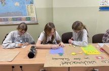 Uczniowie z plakatami (11)