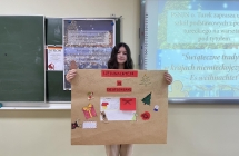 Uczniowie z plakatami (9)