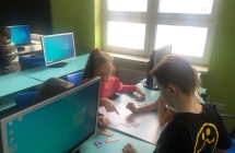 Uczniowie podczas kodowania (2)