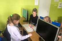 Uczniowie podczas kodowania (3)
