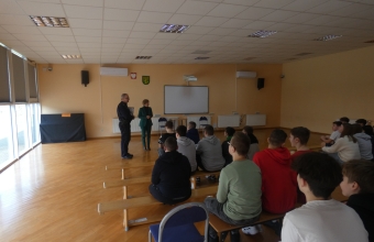 Wprowadzenie uczniow do prelekcji prowadzonej przez dzielnicowego.