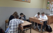 3. Uczniowie podczas lekcji z okazji swiatowego dnia walki z rakiem