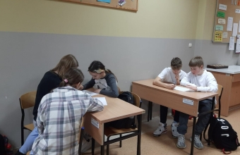 3. Uczniowie podczas lekcji z okazji swiatowego dnia walki z rakiem