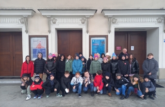 uczniowie wraz z wychowawca przed budynkiem teatru
