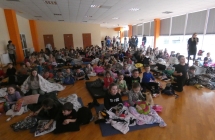 uczniowie przygotowuja sie do seansu