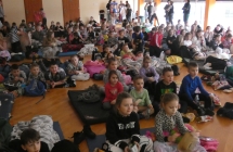 dzieci na materacach ogladaja film