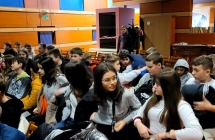 Uczniowie klas VI w sali MDK w Turku