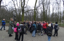 Uczniowie zwiedzaja park