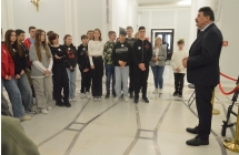 Uczniowie sluchaja infromacji od posla na sejm