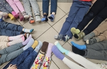 Uczniowie podczas akcji Dzien  kolorowej skarpetki